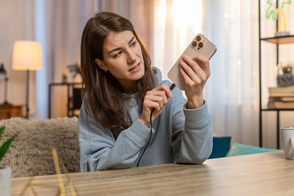 ¿Qué pasa si cargas tu celular con un cargador más potente?