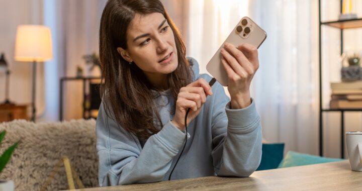¿Qué pasa si cargas tu celular con un cargador más potente?