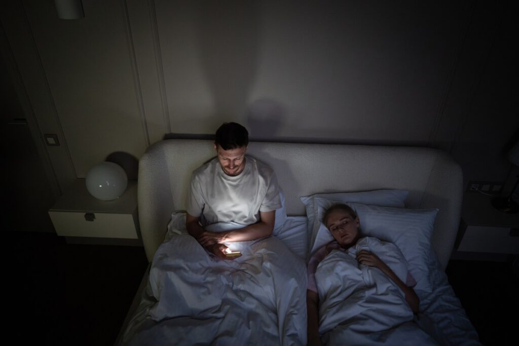 Qué pasa cuando usas el celular justo antes de dormir