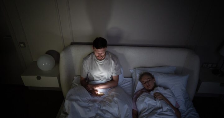 Qué pasa cuando usas el celular justo antes de dormir