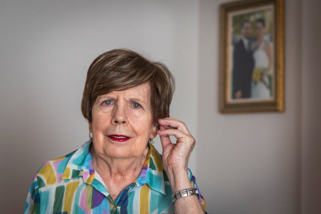 ‘Oídos cansados’: millones de mayores sufren una enfermedad que sale cara, aísla y la sanidad pública no financia | Sociedad
