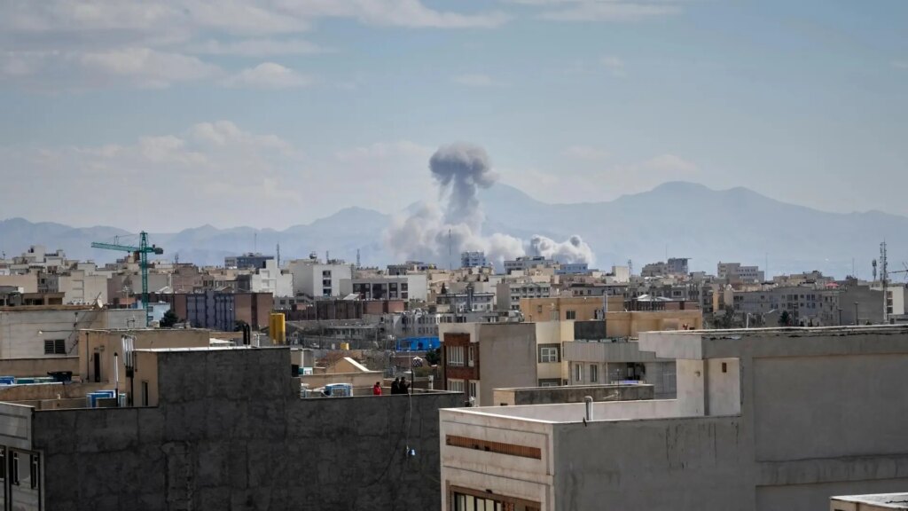 EEUU e Israel atacan Irán, en directo | Israel ataca el corazón de Teherán tras la muerte de Jamenei e Irán bombardea bases de EEUU y Reino Unido
