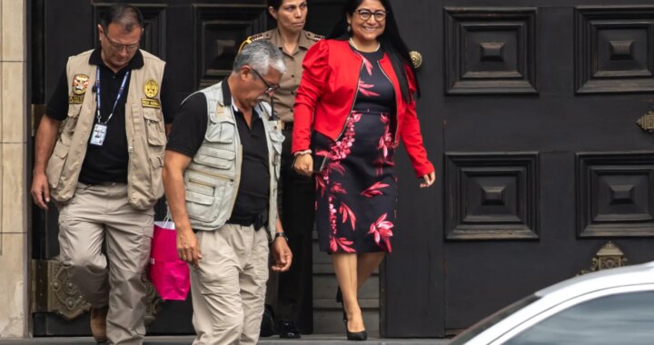 La primera ministra de Perú dimite a las tres semanas de ser nombrada y en víspera de que el Gobierno se someta al voto de confianza