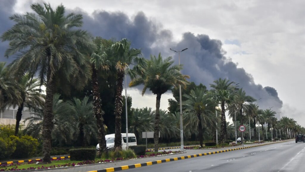 Guerra en Irán, en directo | Un ataque con drones destruye un depósito de combustible en el aeropuerto de Kuwait