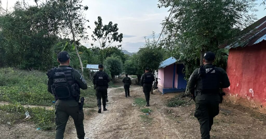 Imagen de una casa en El Carmen de Bolívar con policías investigando un asesinato
