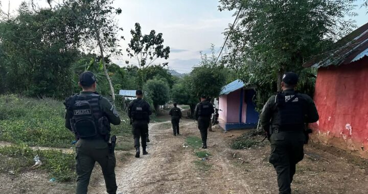Imagen de una casa en El Carmen de Bolívar con policías investigando un asesinato