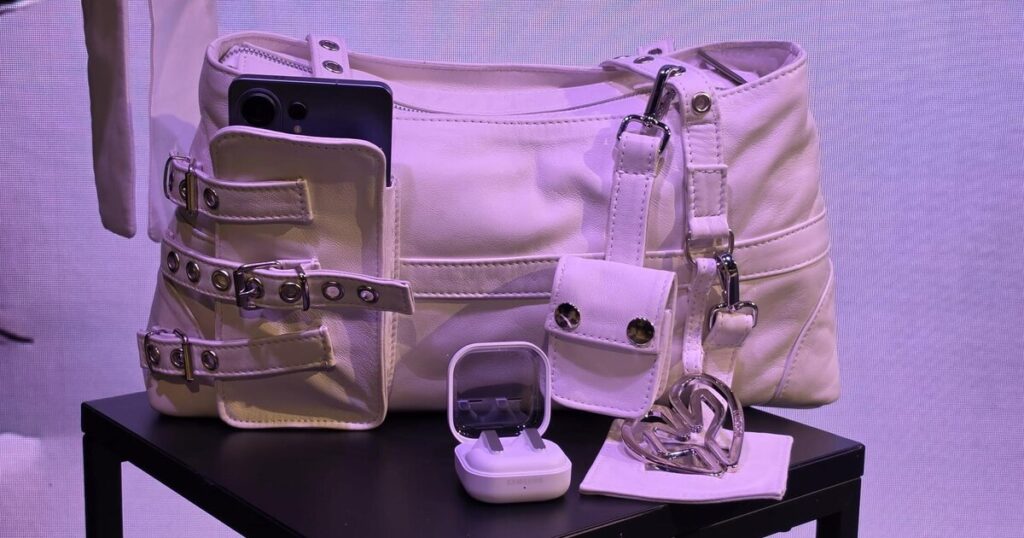 El Samsung Galaxy S26 Ultra se convierte en moda: Samsung y DOMINNICO colaboran para el diseño de un bolso exclusivoLa alianza entre la firma de Domingo Rodríguez y la tecnológica surcoreana da origen a un accesorio artesanal, en cuero, que fusiona tendencia minimalista y detalles inspirados en dispositivos electrónicos, disponible en preventa exclusiva a través del sitio oficial