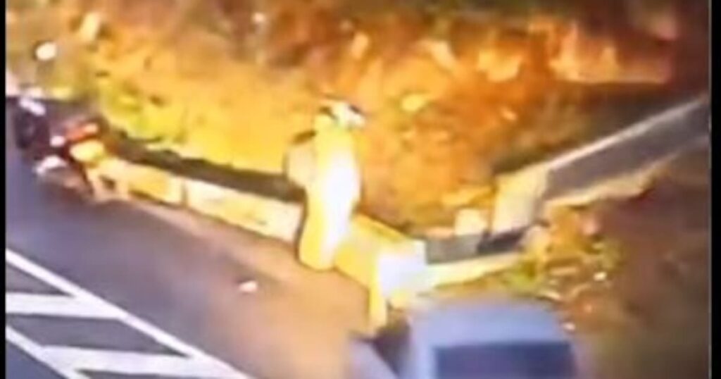 ¡Milagro! Así fue como motociclista se salvó de ser arrollado por carro