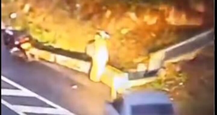 ¡Milagro! Así fue como motociclista se salvó de ser arrollado por carro