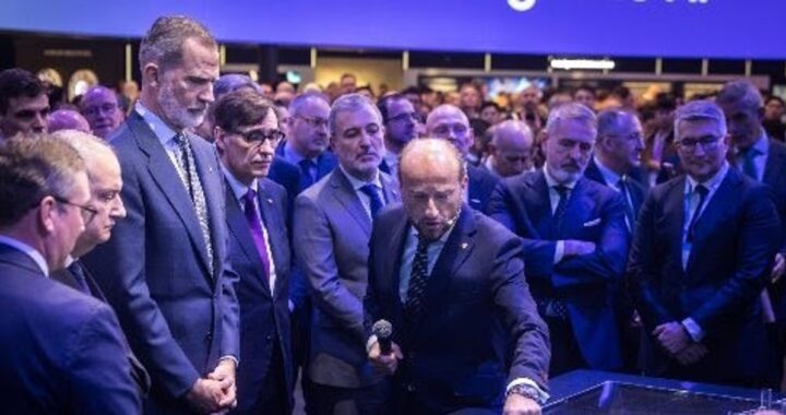 El Rey Felipe VI visita el stand de Telefónica en el MWC 2026Autoridades nacionales y directivos de la tecnológica acompañan a Felipe VI en su recorrido por innovaciones de última generación en el mayor encuentro mundial del sector, donde se destaca el avance en aplicaciones de redes, IA, satélites y robótica