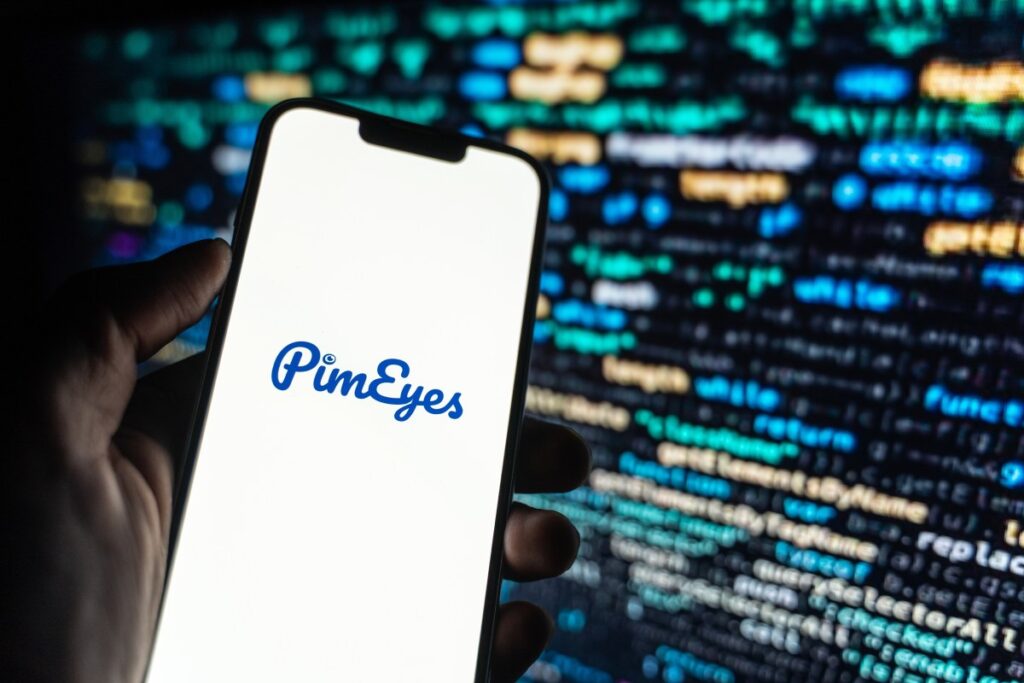 Así puedes usar la inteligencia artificial para desaparecer tus fotos más incómodas de la web
