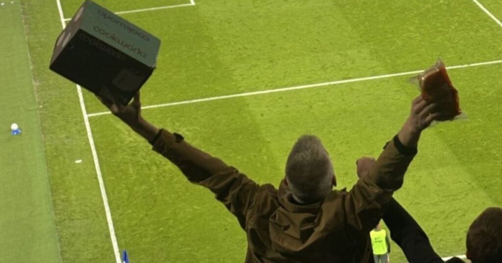 Un hincha del Everton fue al estadio con una tostadora, el gesto se viralizó y ahora piden que la lleve como cábala