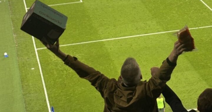 Un hincha del Everton fue al estadio con una tostadora, el gesto se viralizó y ahora piden que la lleve como cábala