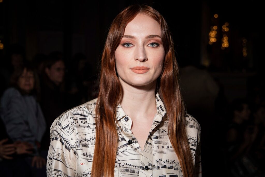 Sophie Turner sufre una lesión leve en el set y la serie “Tomb Raider” suspende el rodaje