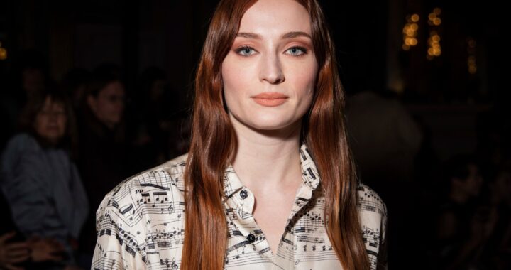 Sophie Turner sufre una lesión leve en el set y la serie “Tomb Raider” suspende el rodaje