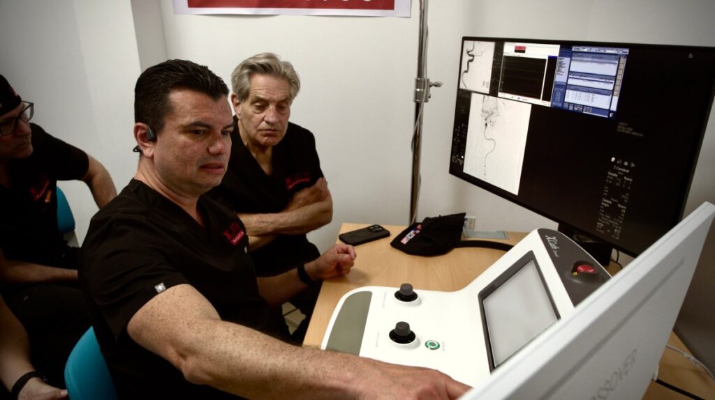 Paciente con derrame cerebral, operado a 200 km con robot