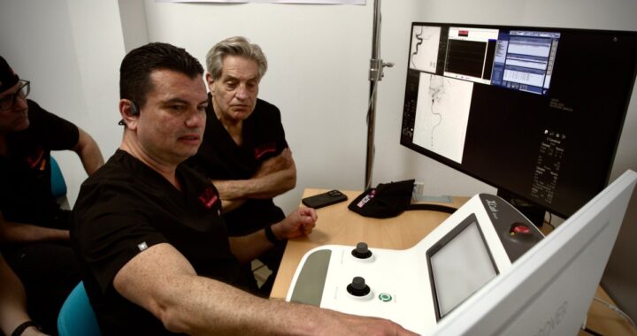 Paciente con derrame cerebral, operado a 200 km con robot