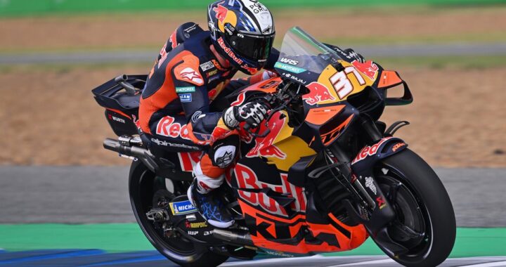 Bezzecchi arrasa, Acosta es líder y Marc Márquez pincha en Tailandia