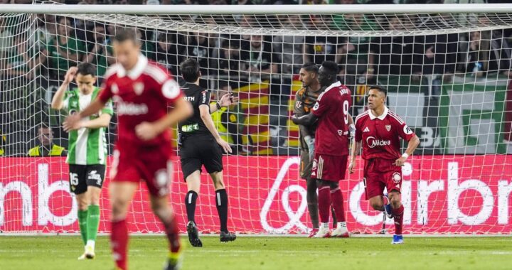 La Cartuja reparte el derbi y el Valencia gana vida