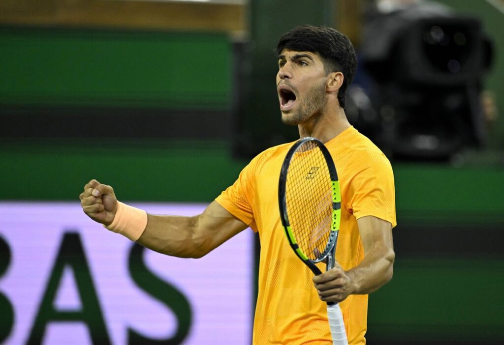 Alcaraz sufre y remonta hacia octavos en Indian Wells