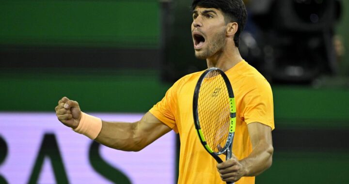 Alcaraz sufre y remonta hacia octavos en Indian Wells