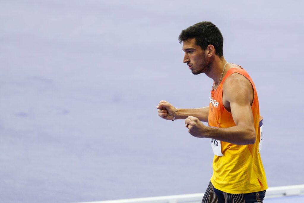 Quique Llopis, subcampeón del mundo en pista cubierta