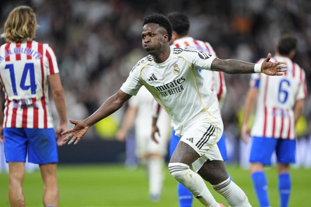 El Real Madrid gana el derbi y se agarra a la Liga