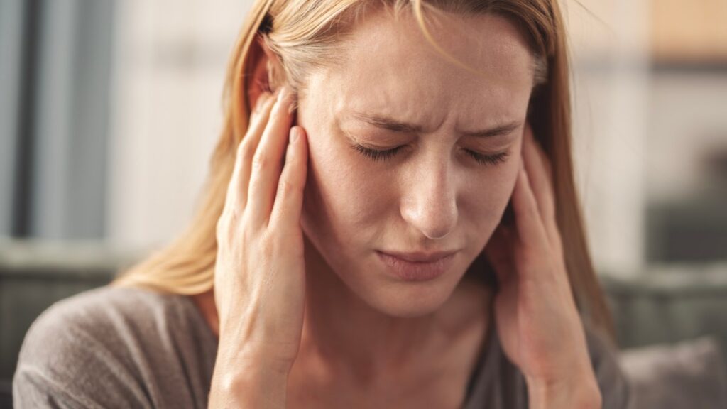 Qué escucha una persona con tinnitus: ¿tiene cura?