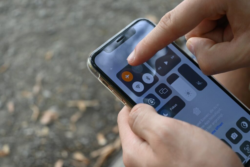 ¿Puede tu celular derribar un avión? El verdadero motivo por el que te piden apagarlo