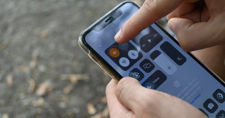 ¿Puede tu celular derribar un avión? El verdadero motivo por el que te piden apagarlo