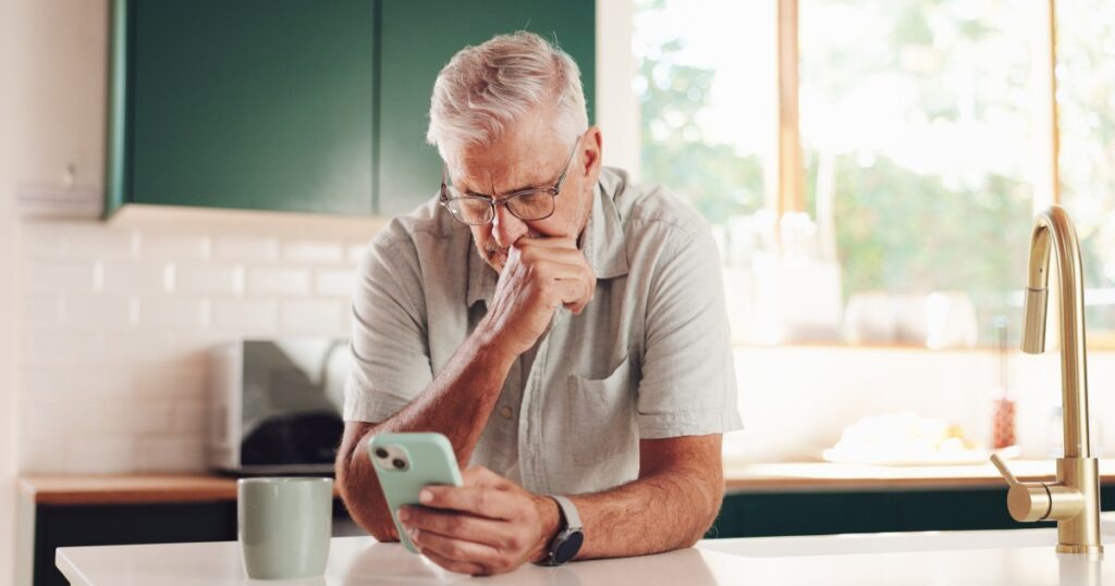 Convierte tu viejo celular en una cámara espía indetectable para vigilar tu casa