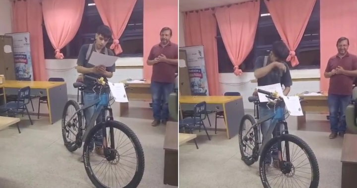 La emotiva sorpresa que recibió un joven docente que pedaleaba 16 kilómetros por día para llegar a clase