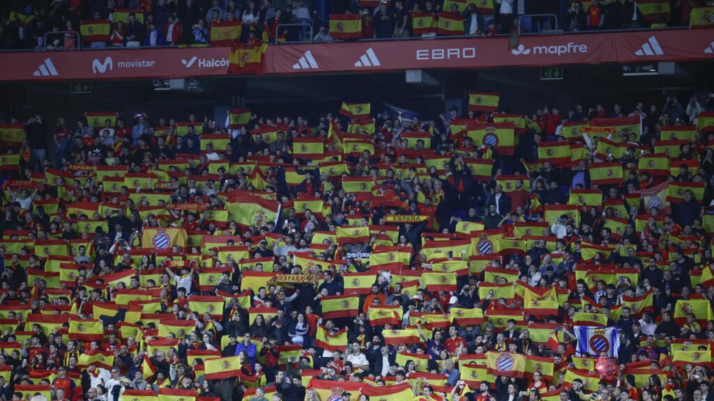 Los Mossos investigan los cánticos racistas de "musulmán el que no bote" durante el partido de España ante Egipto