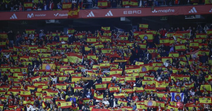 Los Mossos investigan los cánticos racistas de "musulmán el que no bote" durante el partido de España ante Egipto