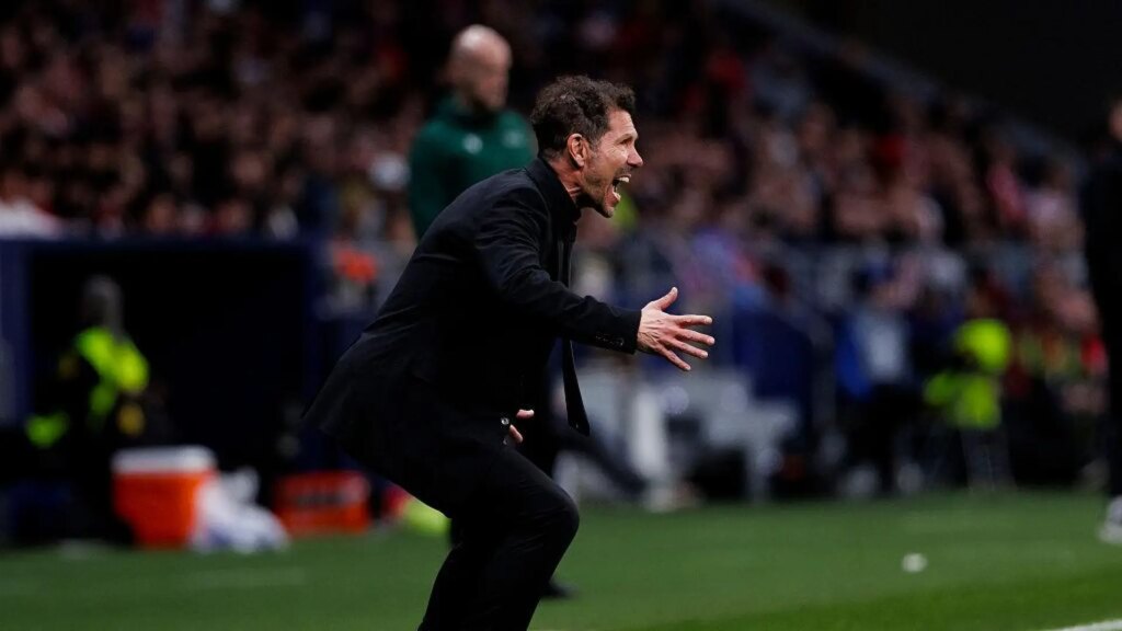 La bronca de Diego Simeone a Ben White tras pisar el escudo del Atlético de Madrid