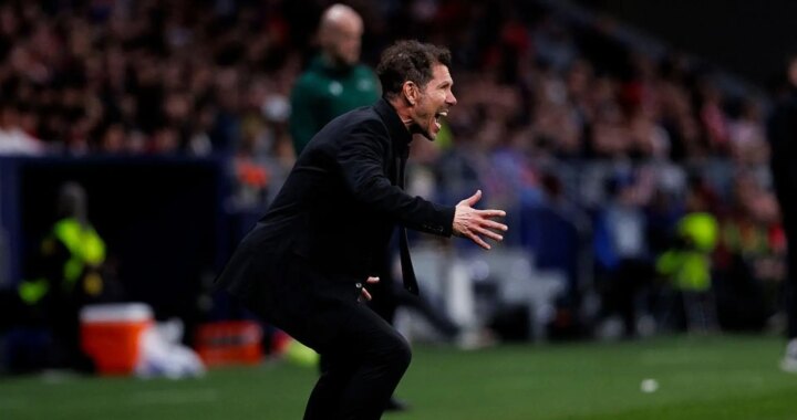 La bronca de Diego Simeone a Ben White tras pisar el escudo del Atlético de Madrid
