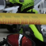 Escena del ataque armado en el barrio Olaya Herrera de Cartagena con testigos y víctima en el suelo