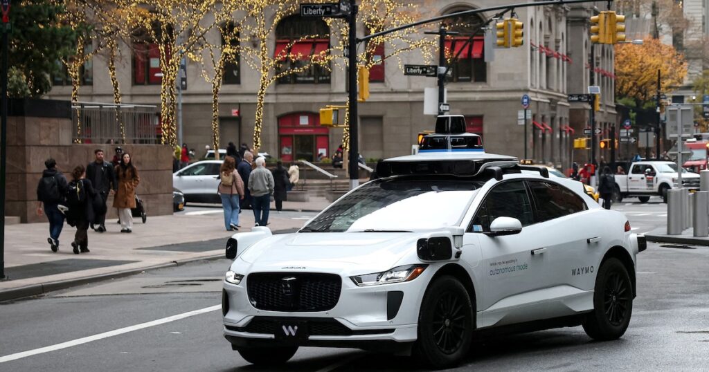 El permiso de Waymo para probar vehículos autónomos expira en Nueva YorkLas pruebas de automóviles inteligentes operados por la filial de Alphabet concluyeron tras la finalización del permiso, en medio de debates regulatorios y preocupación de sindicatos y autoridades por la falta de normativa específica