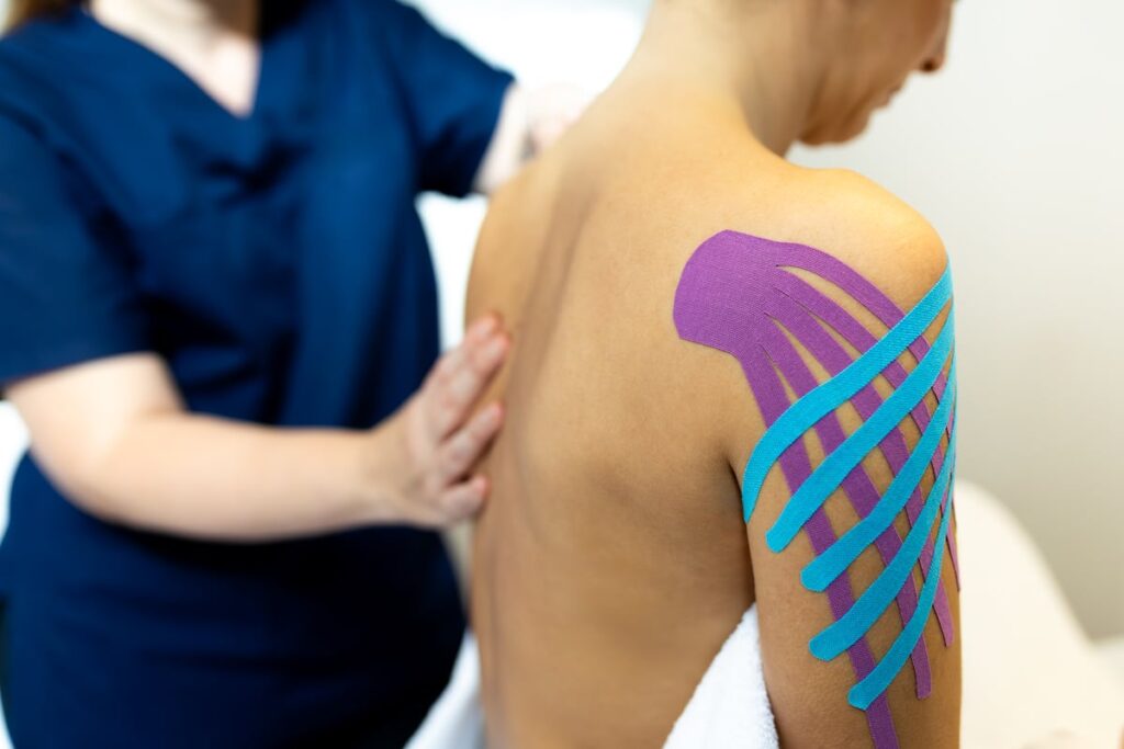 Mucho uso, poca ciencia: el ‘kinesiotaping’, las tiras de colores que alivian el dolor, no logra pruebas de su utilidad | Salud y bienestar