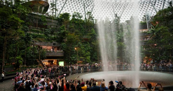 Así es el aeropuerto más tecnológico del mundo con una cascada gigante de 40 metrosIntegra biometría facial e identificación por iris en migraciones y embarque, eliminando el uso de pasaporte