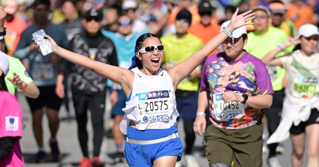Una corredora completó una maratón tras cepillarse los dientes en plena carrera y lo recomienda como estrategia