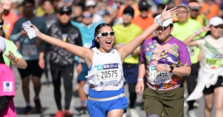 Una corredora completó una maratón tras cepillarse los dientes en plena carrera y lo recomienda como estrategia