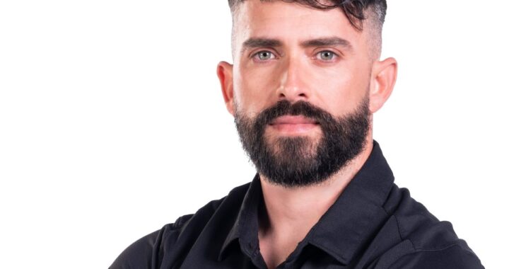 Yoridan Martínez con expresión de tensión frente a la placa de nominados en 'La Casa de los Famosos', reflejo de su riesgo récord de eliminación