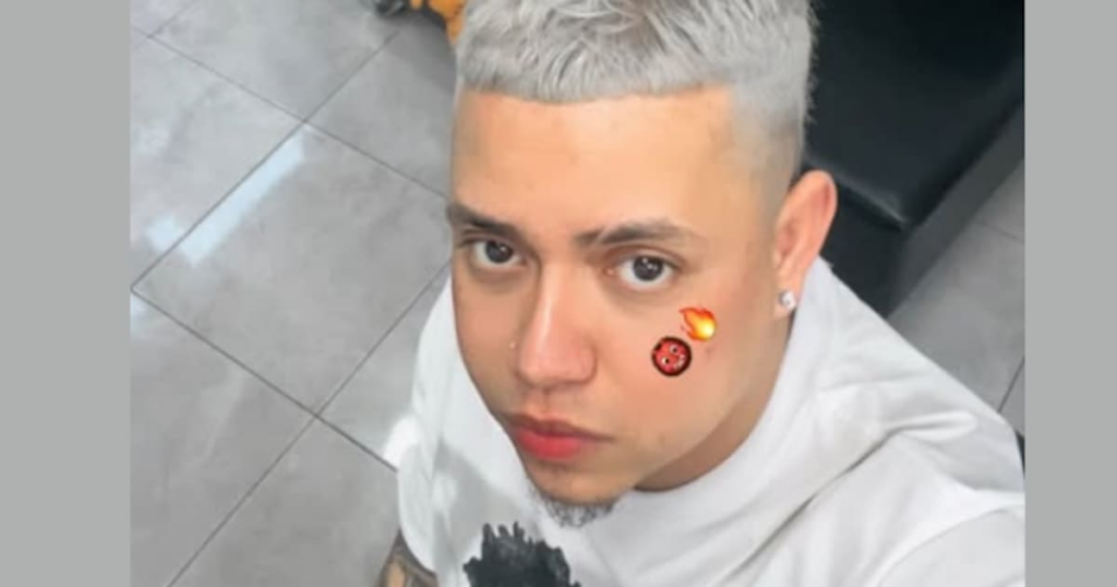 Imagen de una barbería con un letrero de 'Barbería Latina' en el escaparate