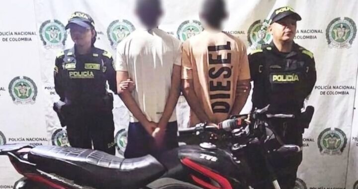 Policía de Cartagena recuperando una motocicleta en un operativo.