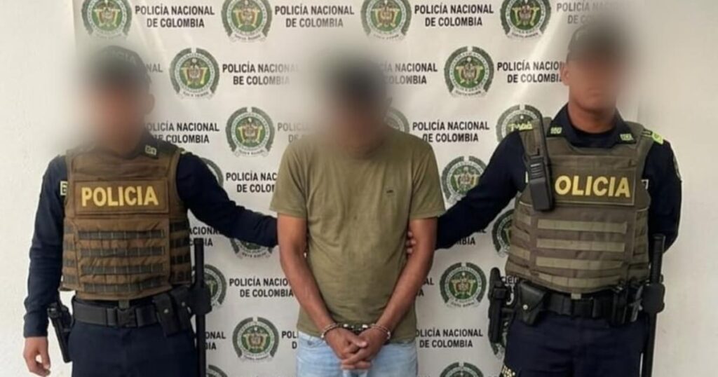 Policías incautan bolsas con cocaína dosificada como caramelos en operativo contra microtráfico cerca de colegios