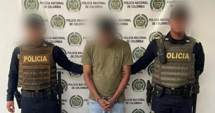 Policías incautan bolsas con cocaína dosificada como caramelos en operativo contra microtráfico cerca de colegios