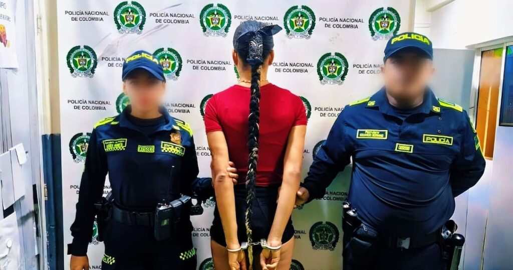 Agentes exhiben dosis de marihuana y base de coca incautadas en operativos contra microtráfico en barrios de Cartagena