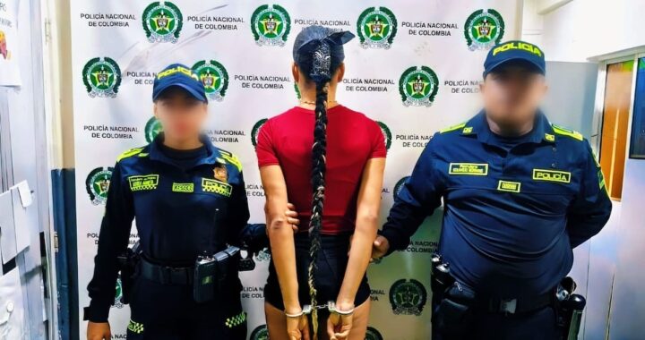 Agentes exhiben dosis de marihuana y base de coca incautadas en operativos contra microtráfico en barrios de Cartagena