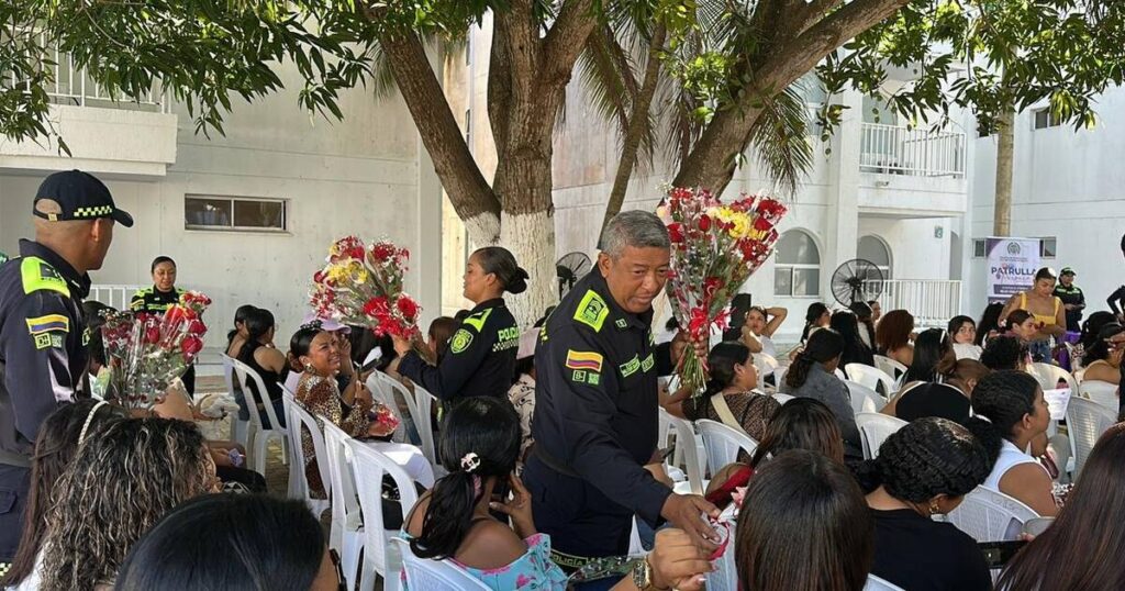 Mujeres policías de Cartagena sonriendo y disfrutando de una jornada de celebración y reconocimiento